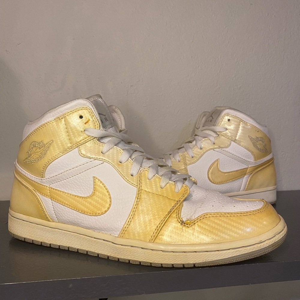 Nike Jordan 1 mid carbon fiber 364770-102